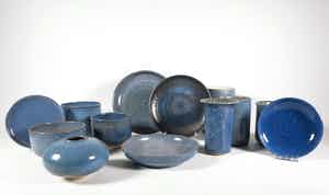 Carla van Ouwenaller - Aardewerk, Lot van 13 blauw geglazuurde schalen, vazen en borden verkocht voor € 50!