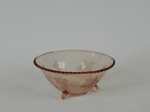 Niet of onleesbaar gesigneerd - Vintage roze fruitschaal met klimopbladeren kopen? Bied vanaf 1!