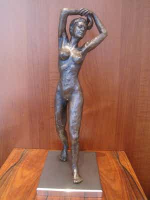 Brons (Onbekend) - Poserende vrouw. verkocht voor € 150!