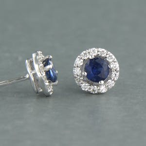 14k gouden oorknoppen bezet met saffier tot. 0,56ct en briljant geslepen diamant kopen? Bied vanaf 250!