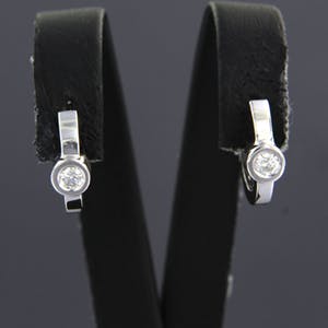 18K Goud - witgouden creolen bezet met diamant kopen? Bied vanaf 440!