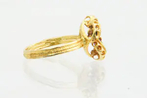 6 - Aparte opengewerkt & bloem-vormige 18 Krt geel gouden ring met kleurstenen kopen? Bied vanaf 190!