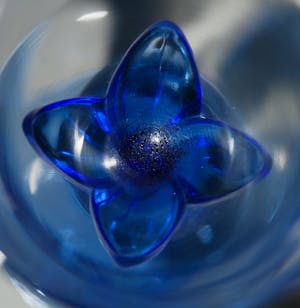 Niet of onleesbaar gesigneerd - 11 Zeldzame vintage saffierblauwe Franse tulp champagneglazen & wijnglazen kopen? Bied vanaf 1!