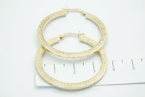 83 - Elegante z.g.a.n. set 14krt geelgouden oorringen met meander motief kopen? Bied vanaf 130!