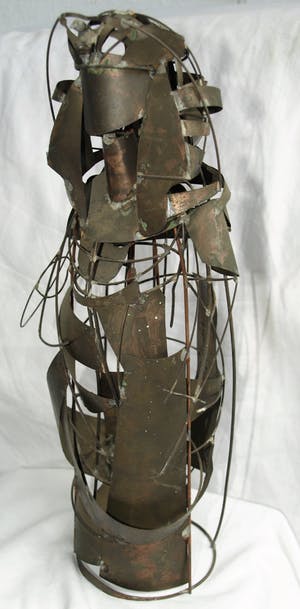 Niet of onleesbaar gesigneerd - Beeld van blik en ijzerdraad, “Koningin” – 34 cm hoog kopen? Bied vanaf 10!