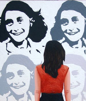 Gerard Boersma - Anne Frank (Vrouw kijkend naar portret van Anne Frank) kopen? Bied vanaf 200!