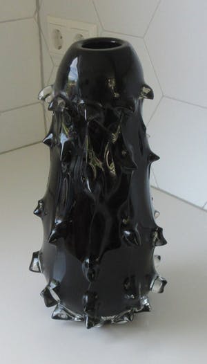 Niet of onleesbaar gesigneerd - Dubbelwandige grote zwarte moderne puntige Murano glazen vaas kopen? Bied vanaf 1!
