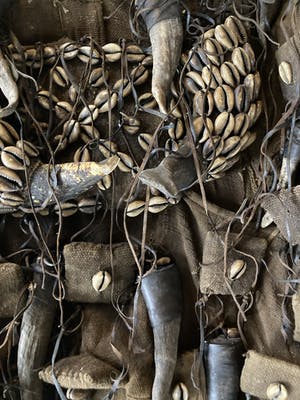 Dogon - Afrikaans, kledingstuk met schelpen en hoorns. kopen? Bied vanaf 75!