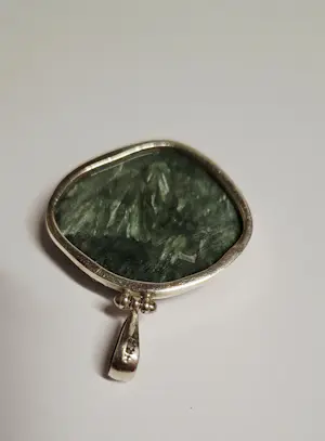 Nieuwe prachtige groen-zilveren gelaagde serafiniet hanger in zilver. kopen? Bied vanaf 75!