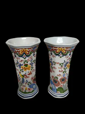 Royal Boch - Een paar Boch "Cornet" vazen. Periode bekend als "De schilderskamer". kopen? Bied vanaf 118!