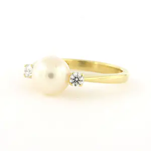 18k gouden ring met centraal een parel en briljant geslepen diamant tot. 0.20ct kopen? Bied vanaf 510!