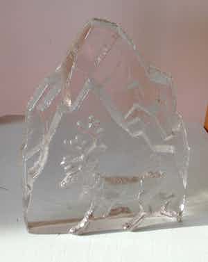 Niet of onleesbaar gesigneerd - Scandinavische "IJsblok" glazen presse papier Rendier verkocht voor € 10!