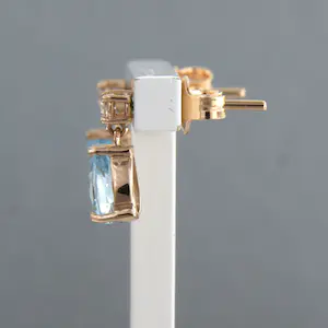 18k rosegouden oorhangers bezet met topaas en briljant geslepen diamant 0.08ct kopen? Bied vanaf 290!