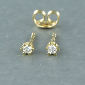 18k geel gouden solitair oorknoppen bezet met briljant geslepen diamant 0.08 ct kopen? Bied vanaf 1!