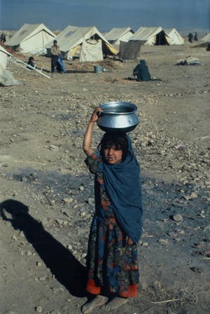 Jan Banning - Grote ingelijste foto , “Voorbereidingen voor een operatie, Cambodja” kopen? Bied vanaf 75!