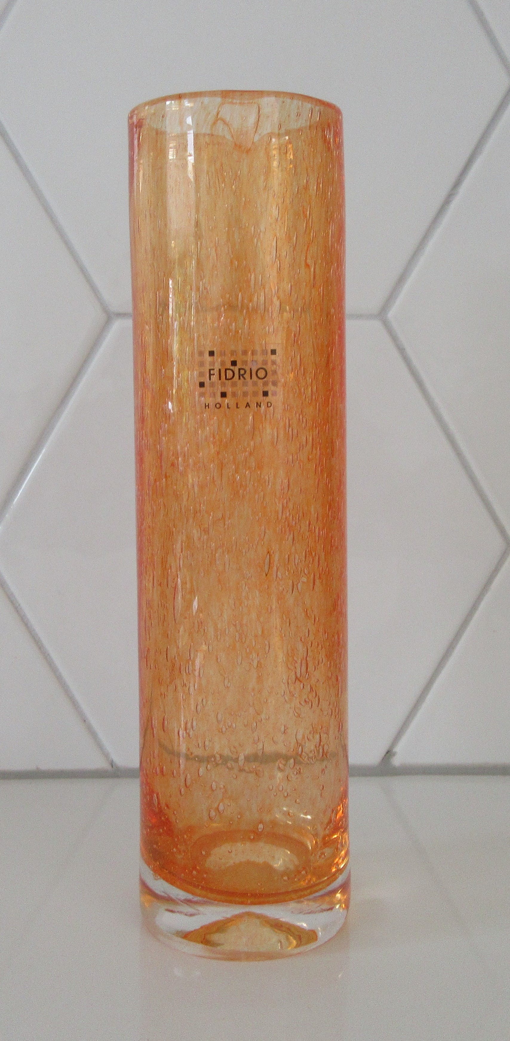 Niet of onleesbaar gesigneerd - Fidrio Holland oranje hand geblazen bubbel cilindervaas verkocht voor € 1!