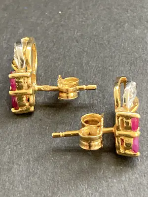 18 karaats geelgouden  fantasie oorknoppen bezet robijn en diamant kopen? Bied vanaf 175!