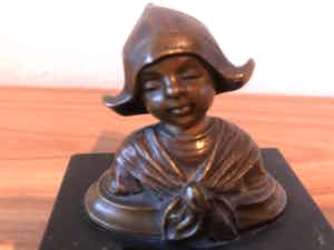 Julius Schmidt- Felling - Prachtige gesigneerd borstbeeldje van vrouw met muts. verkocht voor € 85!