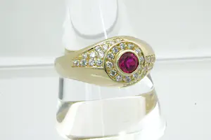 20- Sierlijke 14 krt gouden dames entourage ring met gefacetteerde rode steen kopen? Bied vanaf 170!