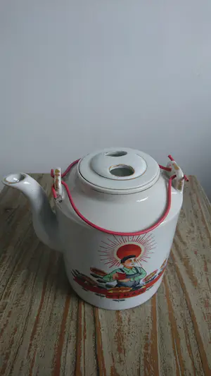 Niet of onleesbaar gesigneerd - Chinese propaganda theepot - Mao's Culturele Revolutie kopen? Bied vanaf 1!