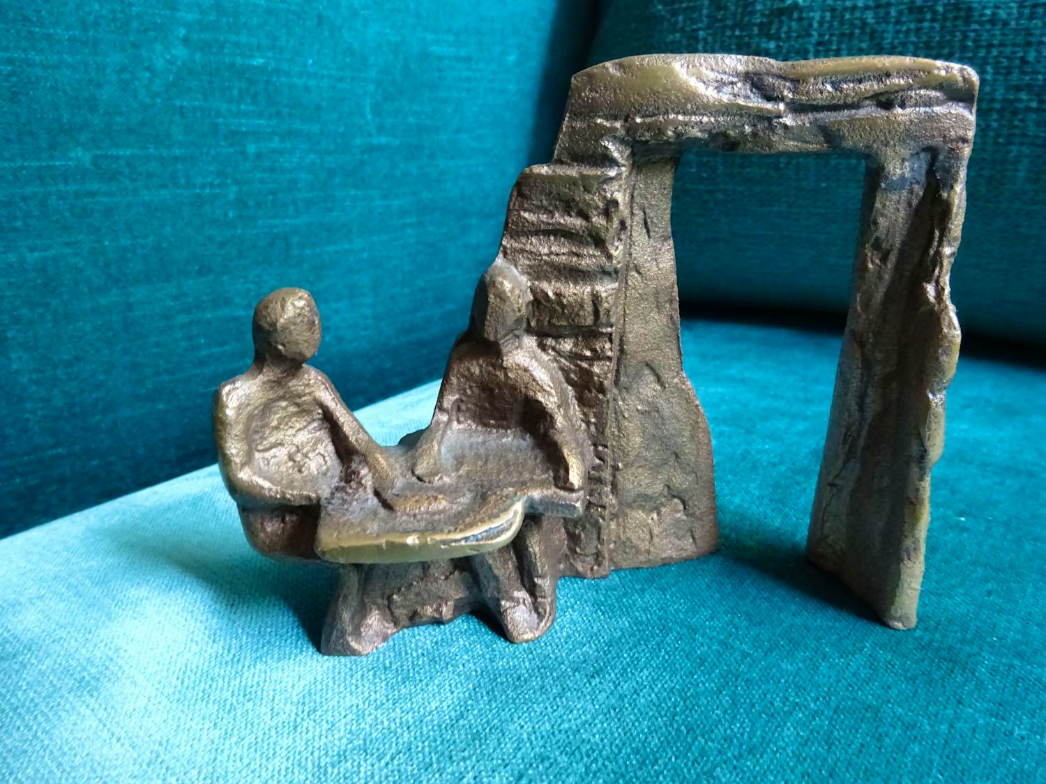 Judith Braun - twee figuren aan tafel met op de achtergrond een bouwwerk- bouwnijverheid kaufen? Bieten Sie von 75!
