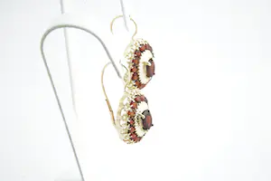 114 - Klassieke set ovalen 14 Krt geel gouden oorsieraden met rode edelstenen kopen? Bied vanaf 240!