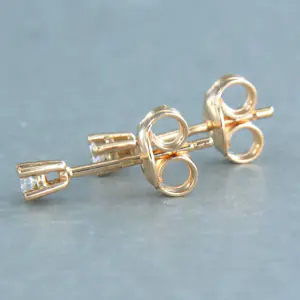 18k roodgouden solitair oorknoppen met briljant geslepen diamant 0.20ct kopen? Bied vanaf 290!