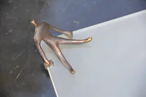 Corry Ammerlaan - fraaie presentatieschaal met twee beeldjes kopen? Bied vanaf 1!