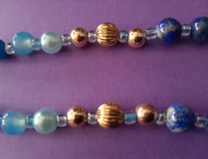 Niet of onleesbaar gesigneerd - Collier van lapis lazuli,blauw agaat,Murano glas druppels en turquoise kopen? Bied vanaf 1!
