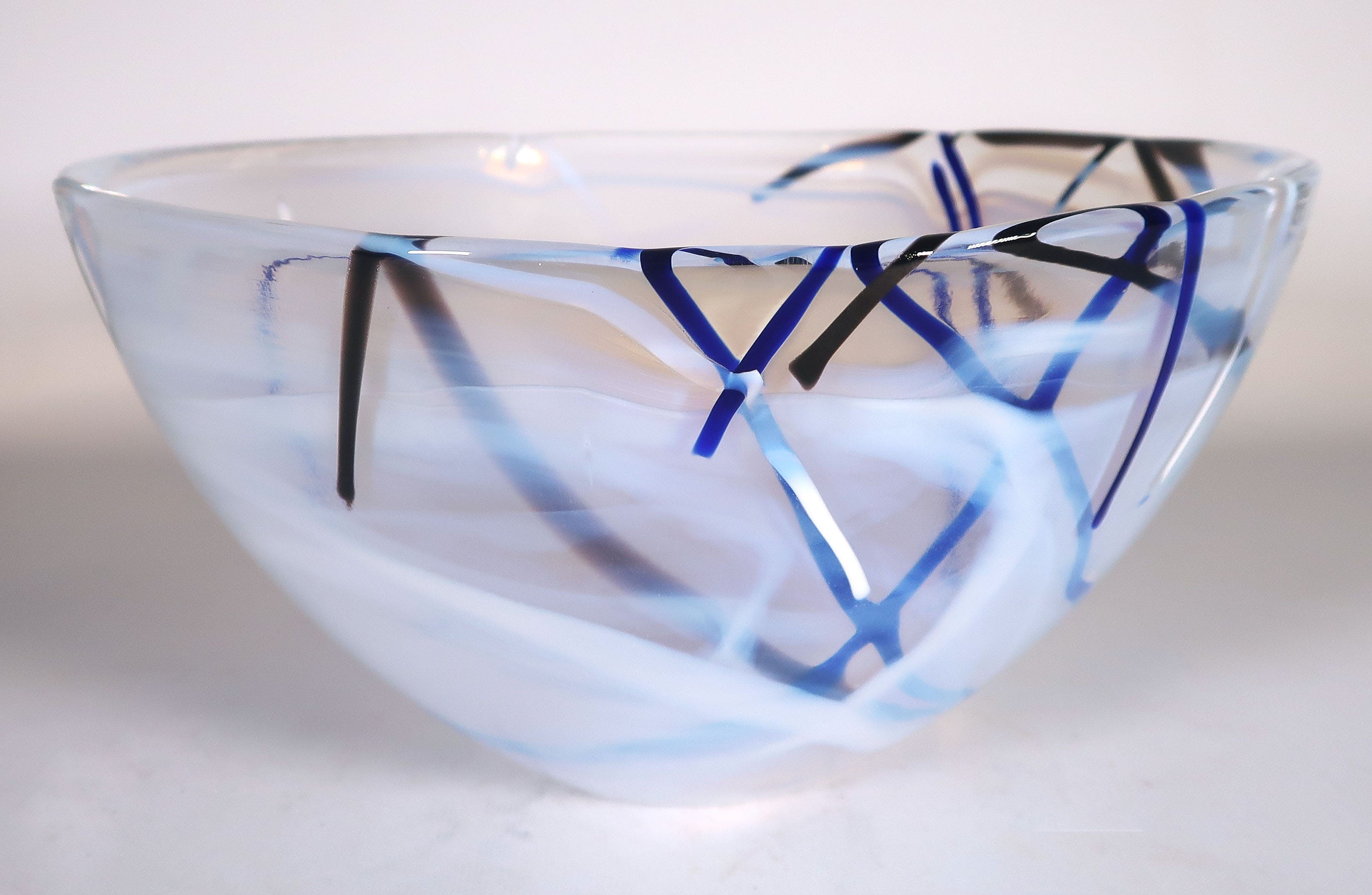 Anna Ehrner - Glas, Opake schaal met witte, blauwe en zwarte aders, uitgevoerd door Kosta Boda verkocht voor € 25!