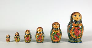 Niet of onleesbaar gesigneerd - Aardewerk en hout, Lot van Marokkaanse schaal en matroesjka's kopen? Bied vanaf 1!