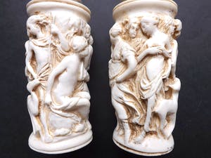 Curiosa - Vintage Salt And Pepper grinder in bone carved sculptures. kopen? Bied vanaf 1!