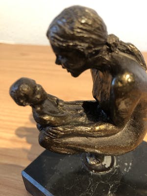 Astrid Veldhuyzen-Koppen - Moeder met kind in gehurkte houding. kopen? Bied vanaf 35!