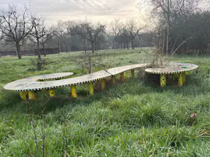 Gertie Janssen - bijzondere gele bank kopen? Bied vanaf 300!