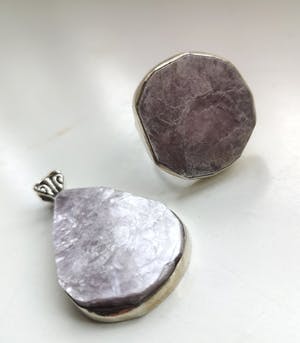 Niet of onleesbaar gesigneerd - hanger met ring met Flashy Lepidolite Mica kopen? Bied vanaf 10!
