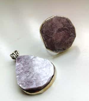 Niet of onleesbaar gesigneerd - hanger met ring met Flashy Lepidolite Mica verkocht voor € 10!