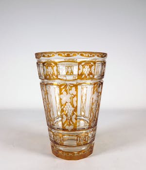 Niet of onleesbaar gesigneerd - Kristal, Geslepen Boheems vaas met blader en fruit decor kopen? Bied vanaf 10!