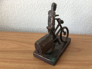 Brons (Onbekend) - Prachtig beeld van een postbode / krantenbezorger met zijn fiets. kopen? Bied vanaf 1!