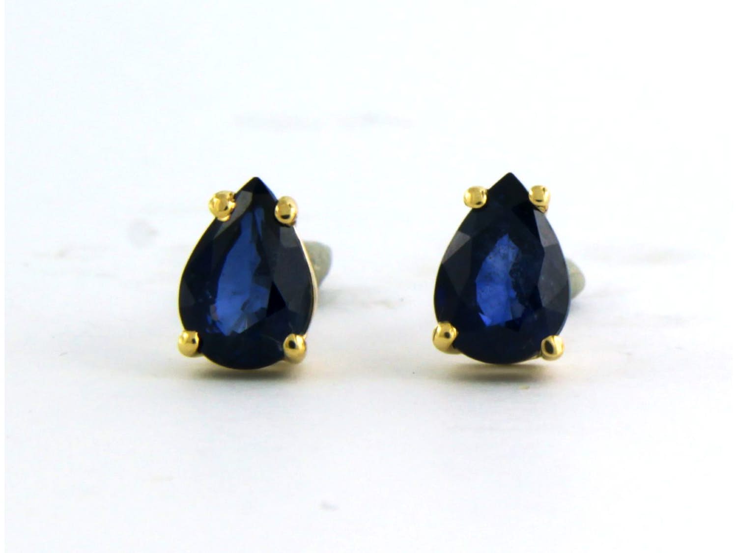 18k geel gouden oorbellen bezet met saffier 1.84 ct kopen? Bied vanaf 300!