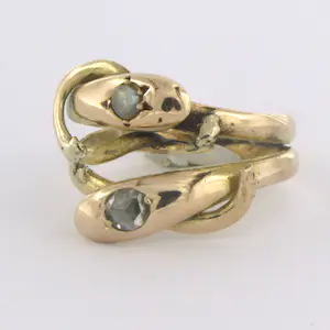 Gele ring met twee slangen koppen, parel en diamant 0.04 ct - ringmaat 16.25 kopen? Bied vanaf 190!