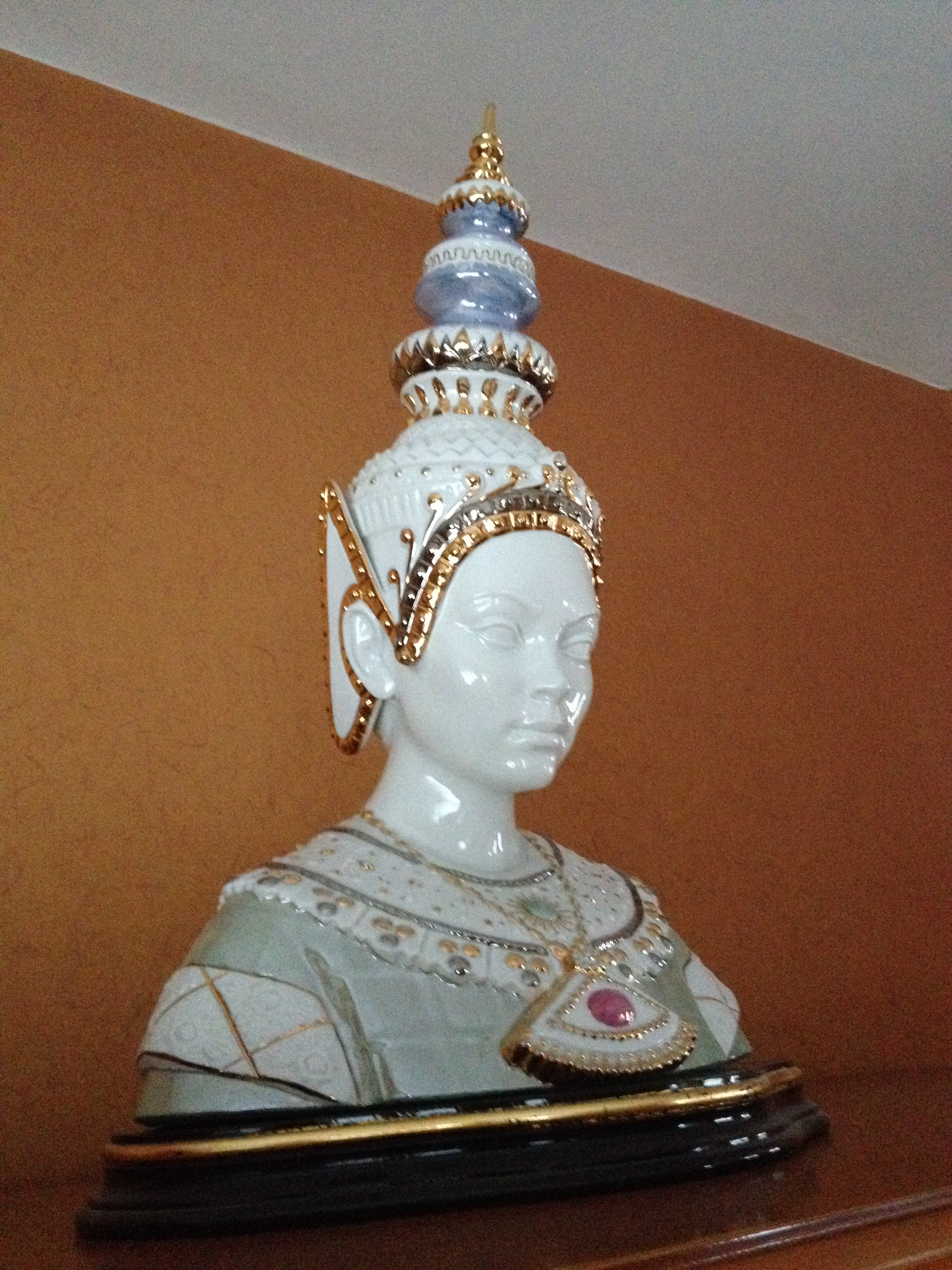 Niet of onleesbaar gesigneerd - BUSTE TEMPELWACHTER  kopen? Bied vanaf 1!