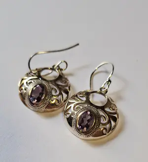 Handgemaakte en fraai opengewerkte zilveren oorbellen gefacetteerde  amethist kopen? Bied vanaf 50!