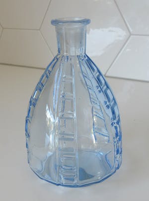 Niet of onleesbaar gesigneerd - Blauw persglazen art deco likeurkarafje en drie glaasjes kopen? Bied vanaf 1!