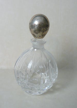 Niet of onleesbaar gesigneerd - 3 massive Glaskaraffen, eine mit Silbermontierung am oberen Rand kopen? Bied vanaf 1!