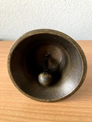 Brons (Onbekend) - Zware massief bronzen tafelbel met beeld van de Kruikenzeiker er op. kopen? Bied vanaf 65!