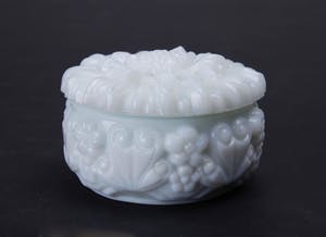 Curt Schlevogt - Art deco 'Ingrid' dekseldoosje met een reliëf decor 'Zonnenbloem' kopen? Bied vanaf 19!