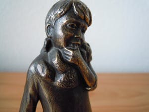 Janneke Ros - Prachtig beeldje van kind met pop in haar hand. kopen? Bied vanaf 20!