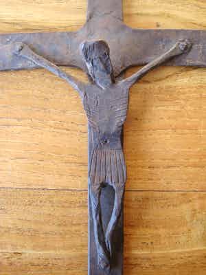 Heiligenbeeld - Smeedijzeren Christus aan het kruis. verkocht voor € 45!