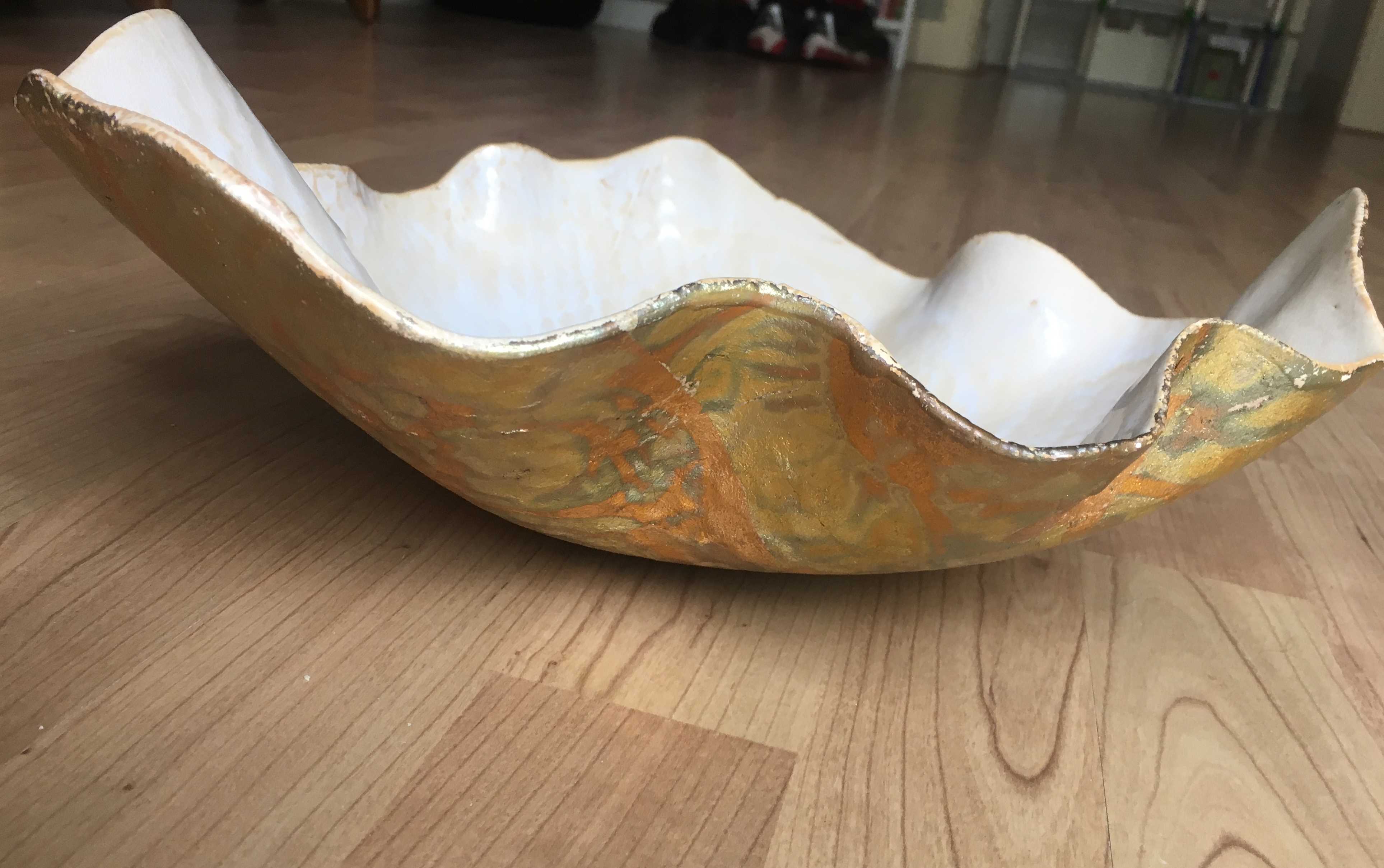 Niet of onleesbaar gesigneerd - Sierschaal keramiek, goudglans van buiten, binnen oesterachtig verkocht voor € 20!