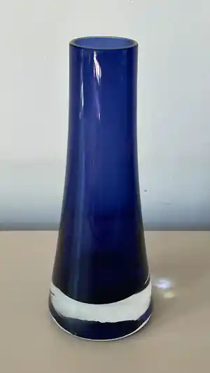 Krosno Glass S.A. - Dikwandige paarse glazen vaas verkocht voor € 23!